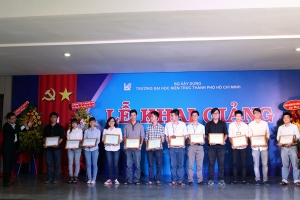 Các nhà tài trợ trao học bổng cho SV nhân ngày khai giảng