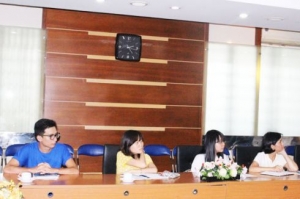 Đại diện Đại học Swinburne (Úc) làm việc với sinh viên chương trình liên kết