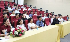 Khen thưởng các giảng viên, sinh viên tham gia