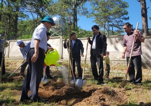 Đại học Kiến trúc TP.HCM cơ sở Đà Lạt ra quân trồng cây chào mừng sinh nhật Bác