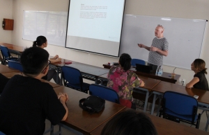 Giáo sư ĐH Birmingham City (Vương quốc Anh) báo cáo chuyên đề về các ngành MTCN