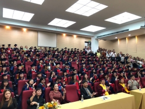 Tân cử nhân các ngành Mỹ thuật ứng dụng nhận bằng tốt nghiệp