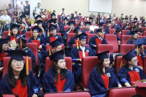 Tân cử nhân ngành Thiết kế nội thất khóa 2014 nhận bằng tốt nghiệp