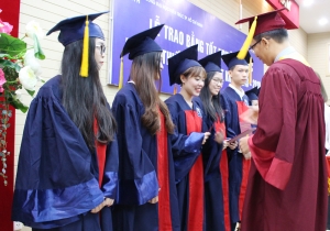 Tân cử nhân ngànhThiết kế nội thất khóa 2013 nhận bằng tốt nghiệp