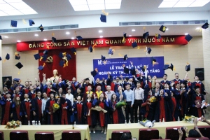 Tân kỹ sư ngành Kỹ thuật cơ sở hạ tầng khóa 2013 nhận bằng tốt nghiệp