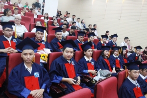 Tân kỹ sư ngành Kỹ thuật cơ sở hạ tầng khóa 2014 nhận bằng tốt nghiệp