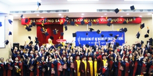 Tân kỹ sư ngành Kỹ thuật Xây dựng khóa 2013 nhận bằng tốt nghiệp