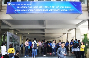 Tân sinh viên Đại học Kiến trúc TP.HCM khóa 2017 rộn rã nhập học