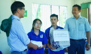 Thăm sinh viên tình nguyện tại mặt trận Trà Vinh