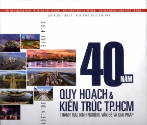 TS.KTS. Lê Văn Năm tặng sách cho Trung tâm Thông tin và Thư viện