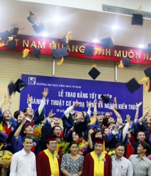 Sinh viên ngành kỹ thuât cơ sở hạ tầng khóa 09 nhận bằng tốt nghiệp