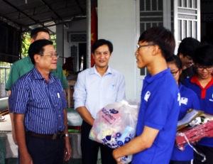 Bí thư Đảng ủy Nhà trường Trương Ngọc Ẩn thăm chiến sĩ Mùa hè xanh 2015