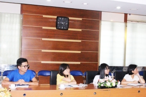 Đại diện Đại học Swinburne (Úc) làm việc với sinh viên chương trình liên kết