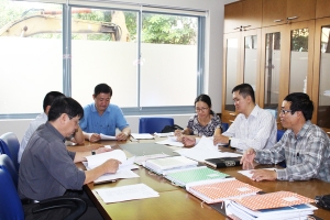 Khen thưởng các sinh viên đạt giải NCKH cấp trường năm 2014-2015