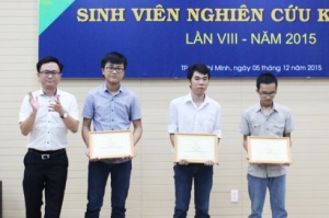 Khen thưởng các SV đạt giải Nghiên cứu khoa học cấp Trường năm học 2015 - 2016