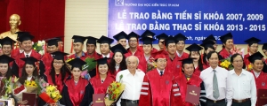 Lễ trao bằng cho 02 tân tiến sĩ và 108 tân thạc sĩ