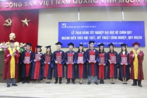 Sinh viên Kiến trúc Nội thất khóa 09 nhận bằng tốt nghiệp