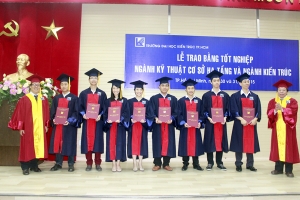 Sinh viên ngành kiến trúc khóa 09 nhận bằng tốt nghiệp