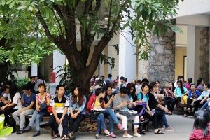 Tân sinh viên ĐH Kiến trúc TP.HCM rộn rã nhập học
