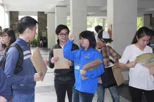 Tân sinh viên nô nức nhập học
