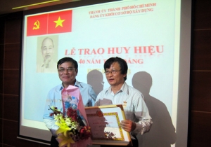 Thầy Trần Trọng Oánh nhận Huy hiệu 40 năm tuổi Đảng
