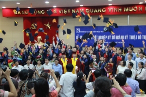 Trao bằng Tốt nghiệp cho Tân kỹ sư ngành Kỹ thuật Đô thị