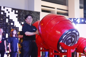 [Video] TS.KTS Lê Văn Thương - Hiệu trưởng ĐH Kiến trúc TP.HCM biểu diễn trống cùng SV tại Lễ hội Truyền thống kiến trúc 2015