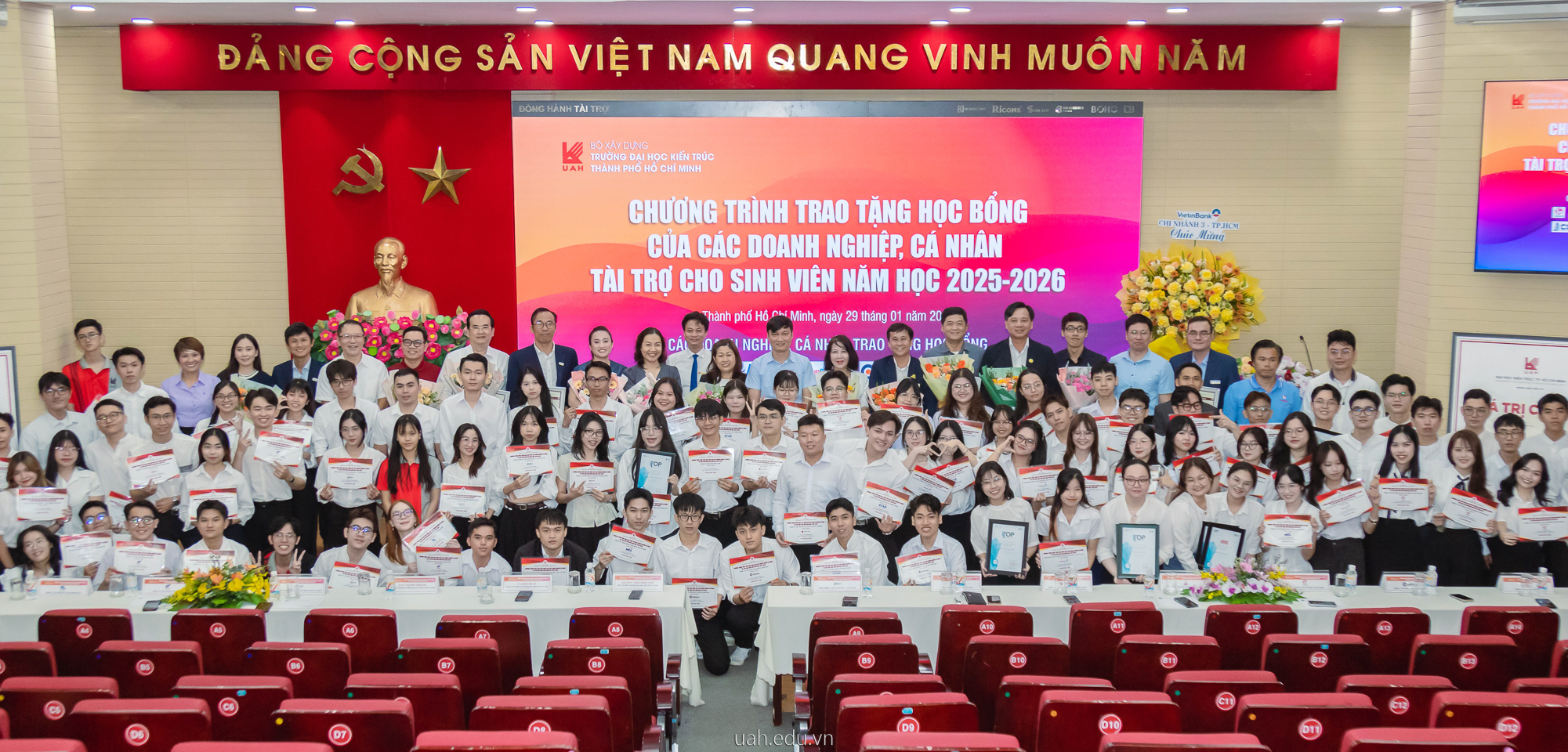 109 suất học bổng của các doanh nghiệp, cá nhân trao tặng cho sinh viên uah năm học 2025-2026
