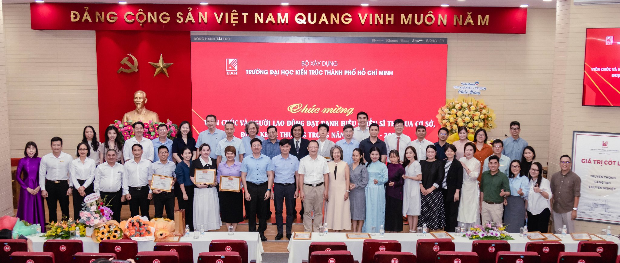 UAH VINH DANH TÂN PHÓ GIÁO SƯ VÀ KHEN THƯỞNG 151 CHIẾN SĨ THI ĐUA - KHẲNG ĐỊNH BẢN LĨNH HỌC THUẬT TRONG GIAI ĐOẠN TỰ CHỦ ĐẠI HỌC