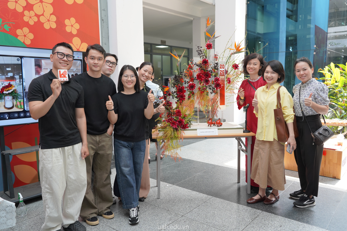 Các thầy cô khoa Kiến trúc chụp ảnh cùng tác phẩm “Dựng khối gieo hoa”