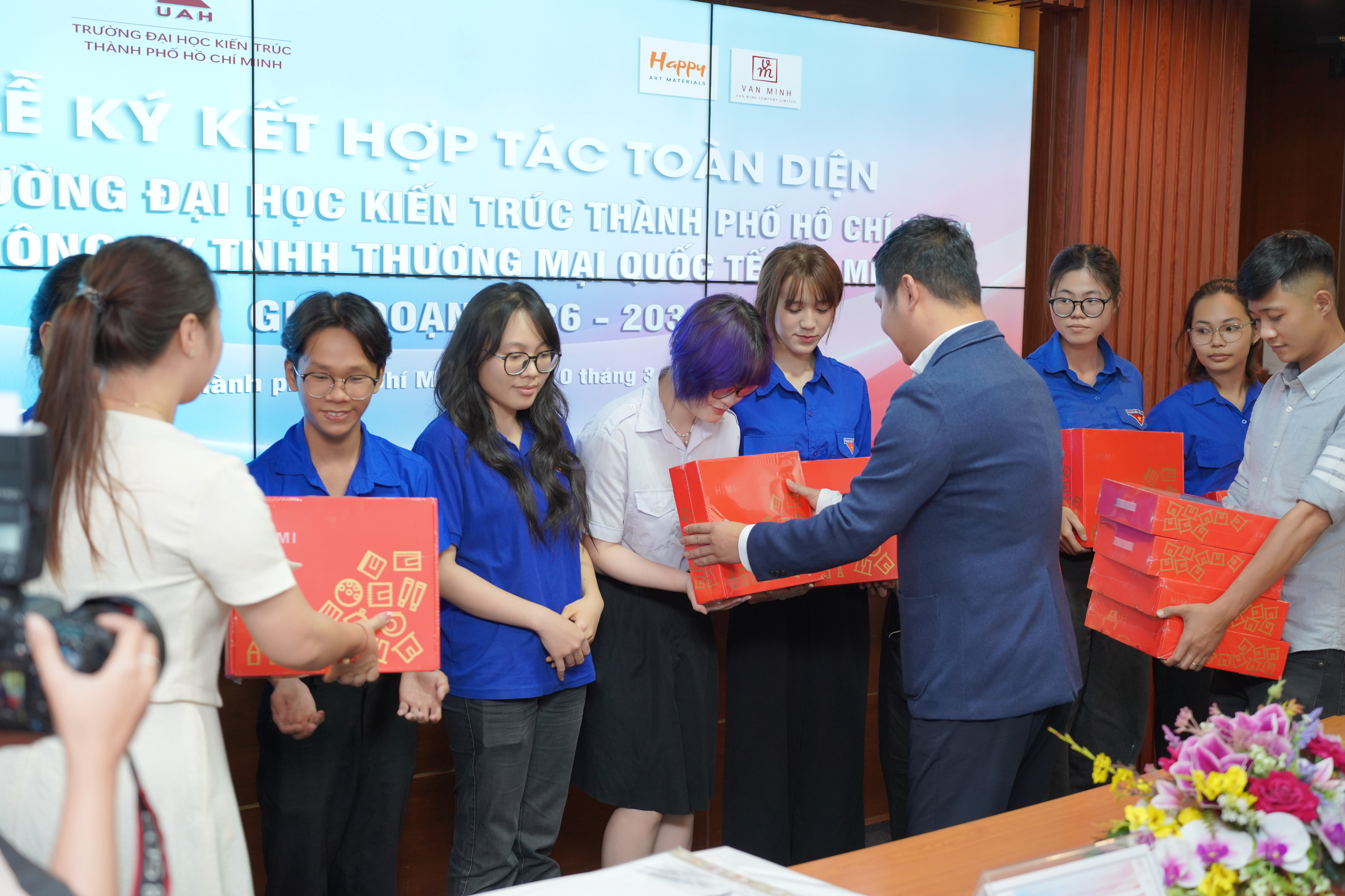 Công ty Văn Minh đồng hành tài trợ, chắp cánh tài năng trẻ UAH