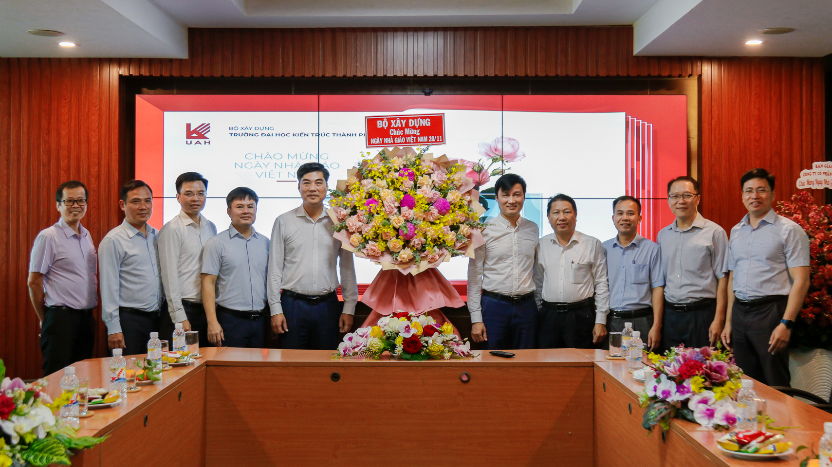 Các cơ quan, đơn vị đến thăm và chúc mừng Nhà trường nhân Ngày Nhà giáo Việt Nam 20/11