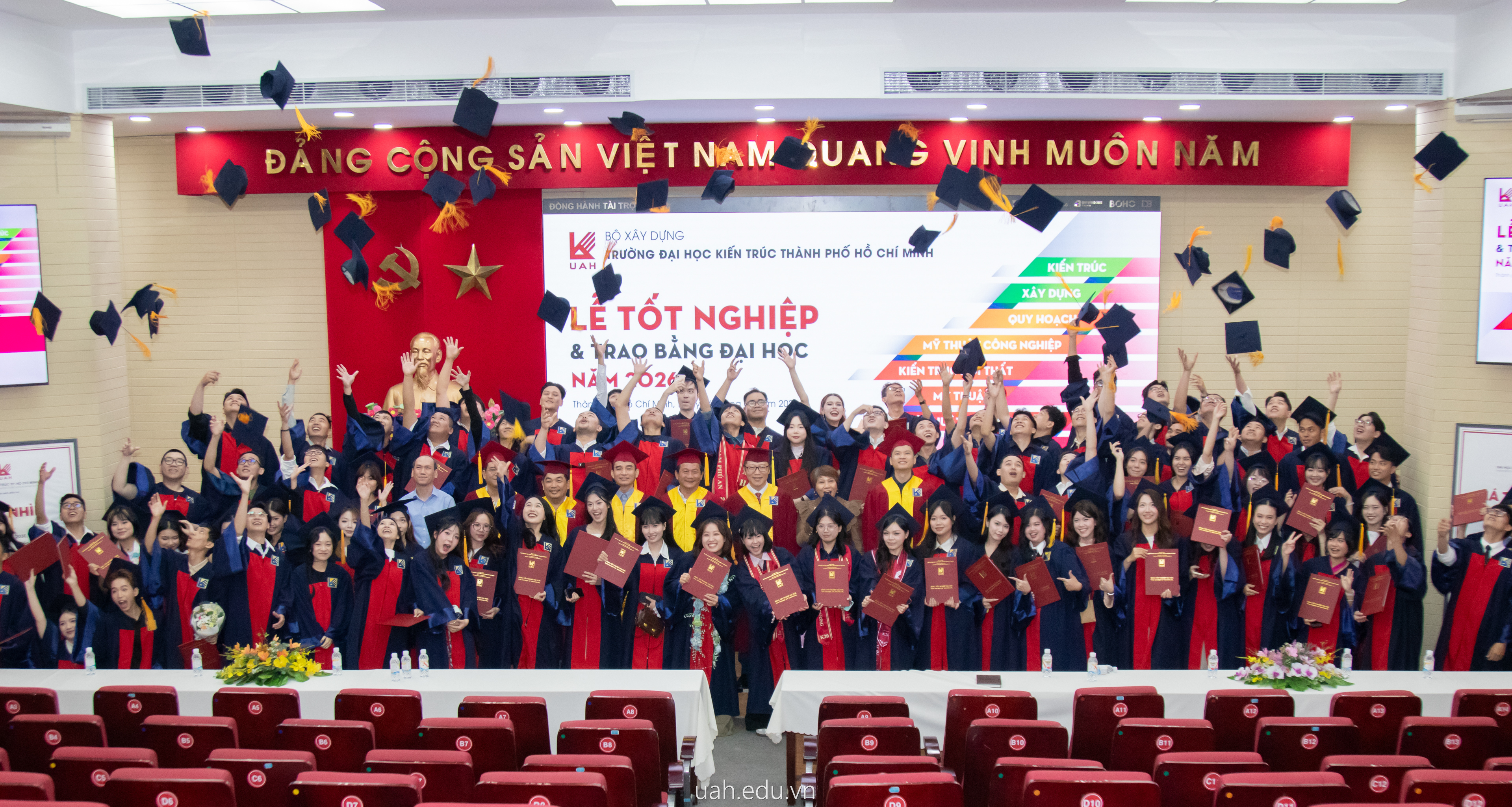 LỄ TỐT NGHIỆP ĐỢT THÁNG 12/2025: DẤU MỐC TRƯỞNG THÀNH CỦA NHIỀU THẾ HỆ SINH VIÊN UAH