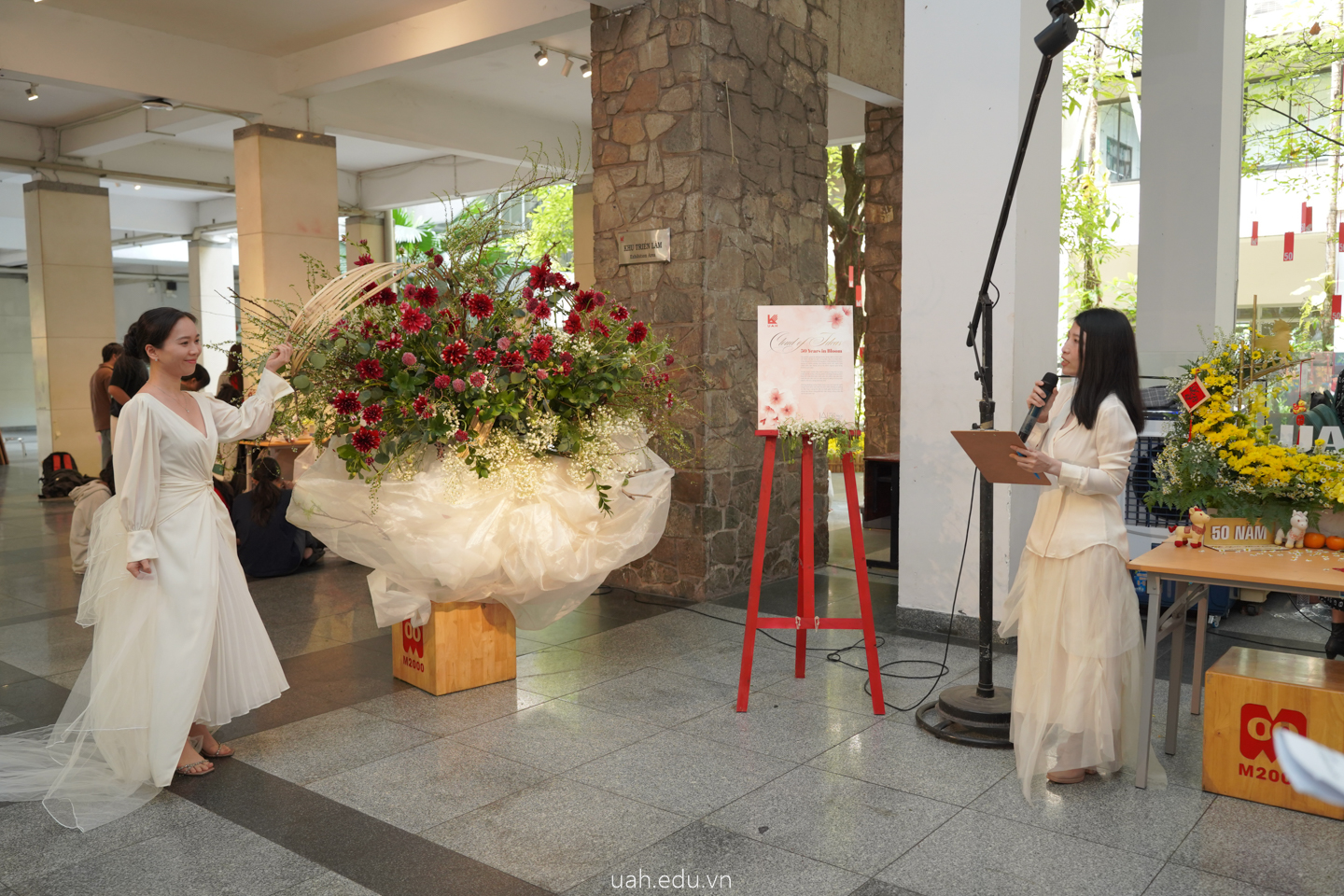 Thầy cô khoa Kiến trúc Nội thất cho biết, tác phẩm chủ yếu tái sử dụng các vật liệu sẵn có, hướng đến tinh thần tiết kiệm, bền vững và đề cao giá trị sáng tạo trong thiết kế