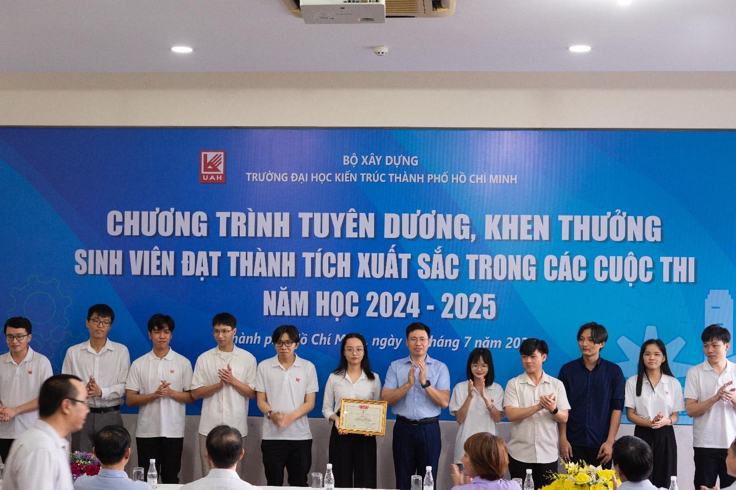 CHƯƠNG TRÌNH TUYÊN DƯƠNG, KHEN THƯỞNG SINH VIÊN ĐẠT THÀNH TÍCH XUẤT SẮC TRONG CÁC CUỘC THI, NĂM HỌC 2024-2025