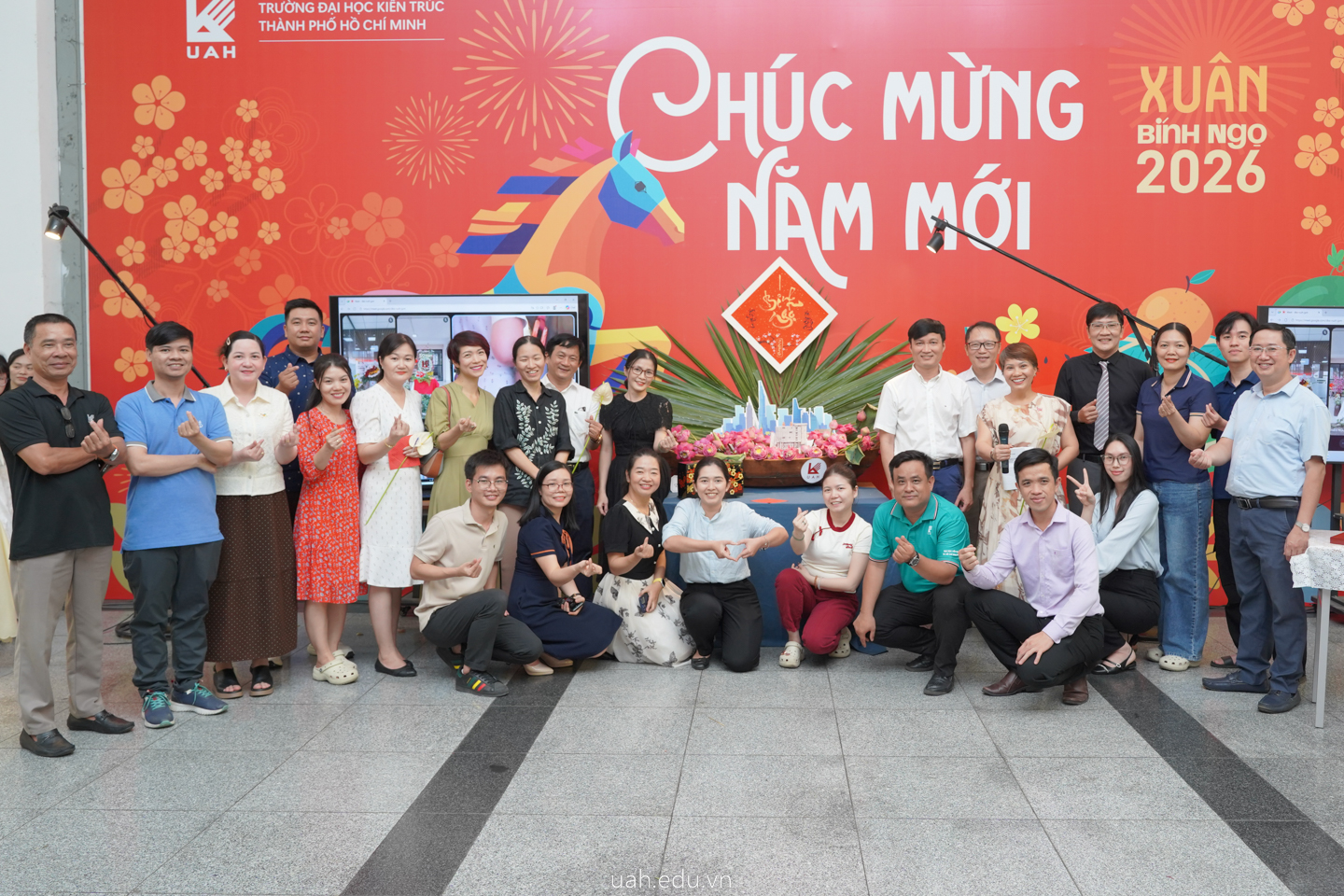 Tập thể Công đoàn Văn phòng 2 chụp hình cùng tác phẩm dự thi