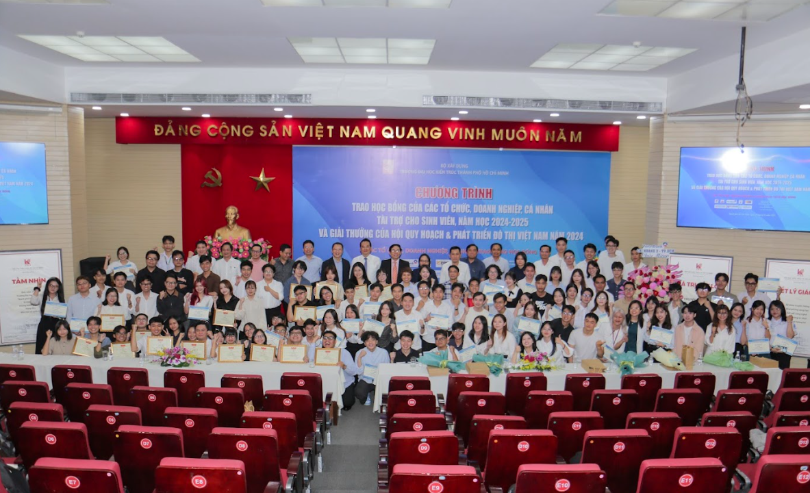 Các tổ chức, doanh nghiệp, cá nhân trao tặng 487 triệu đồng học bổng dành cho sinh viên, năm học 2024-2025