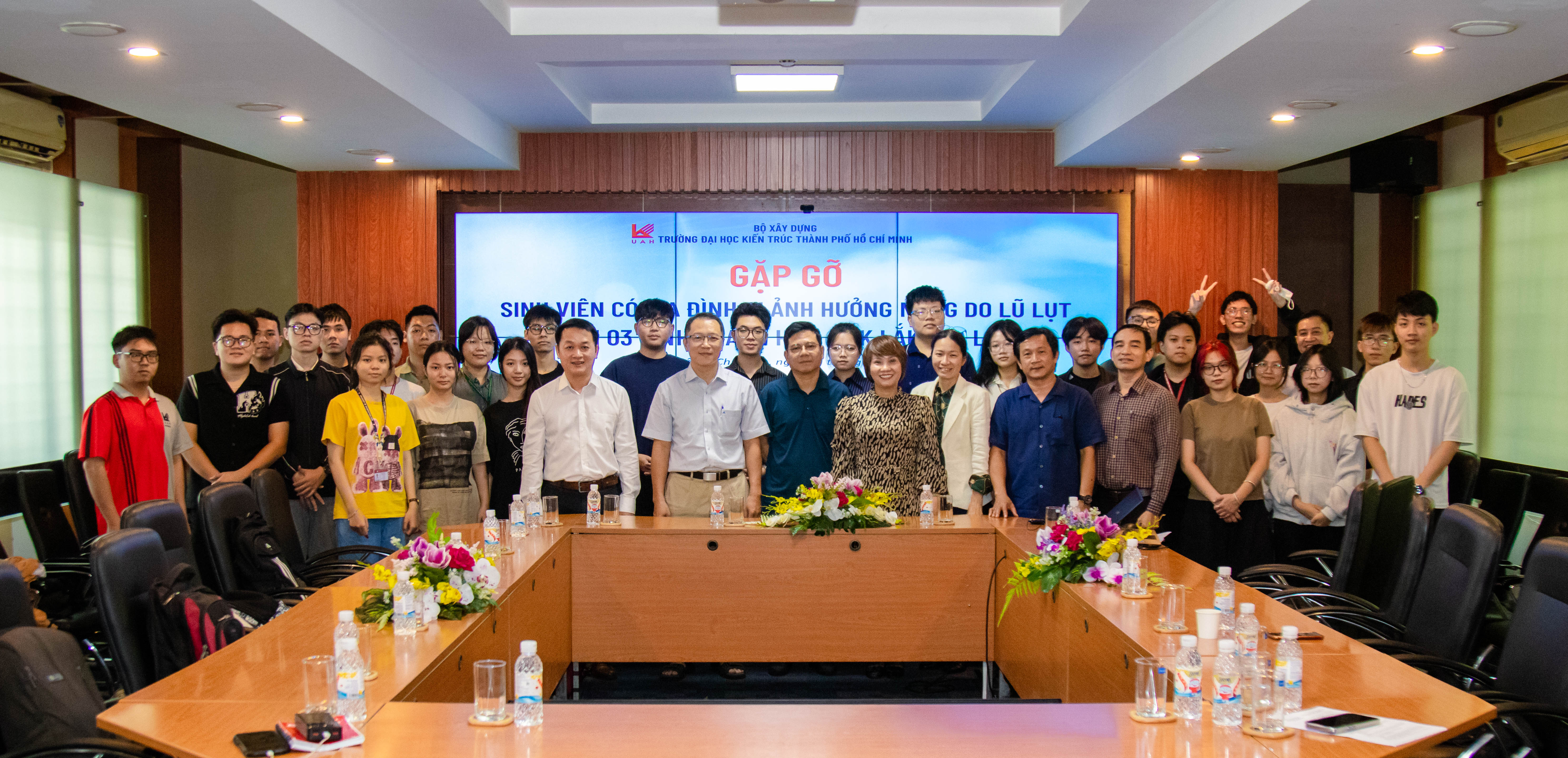 Hơn 200 triệu đồng hỗ trợ sinh viên có gia đình thiệt hại nặng trong đợt lũ lụt tháng 11/2025