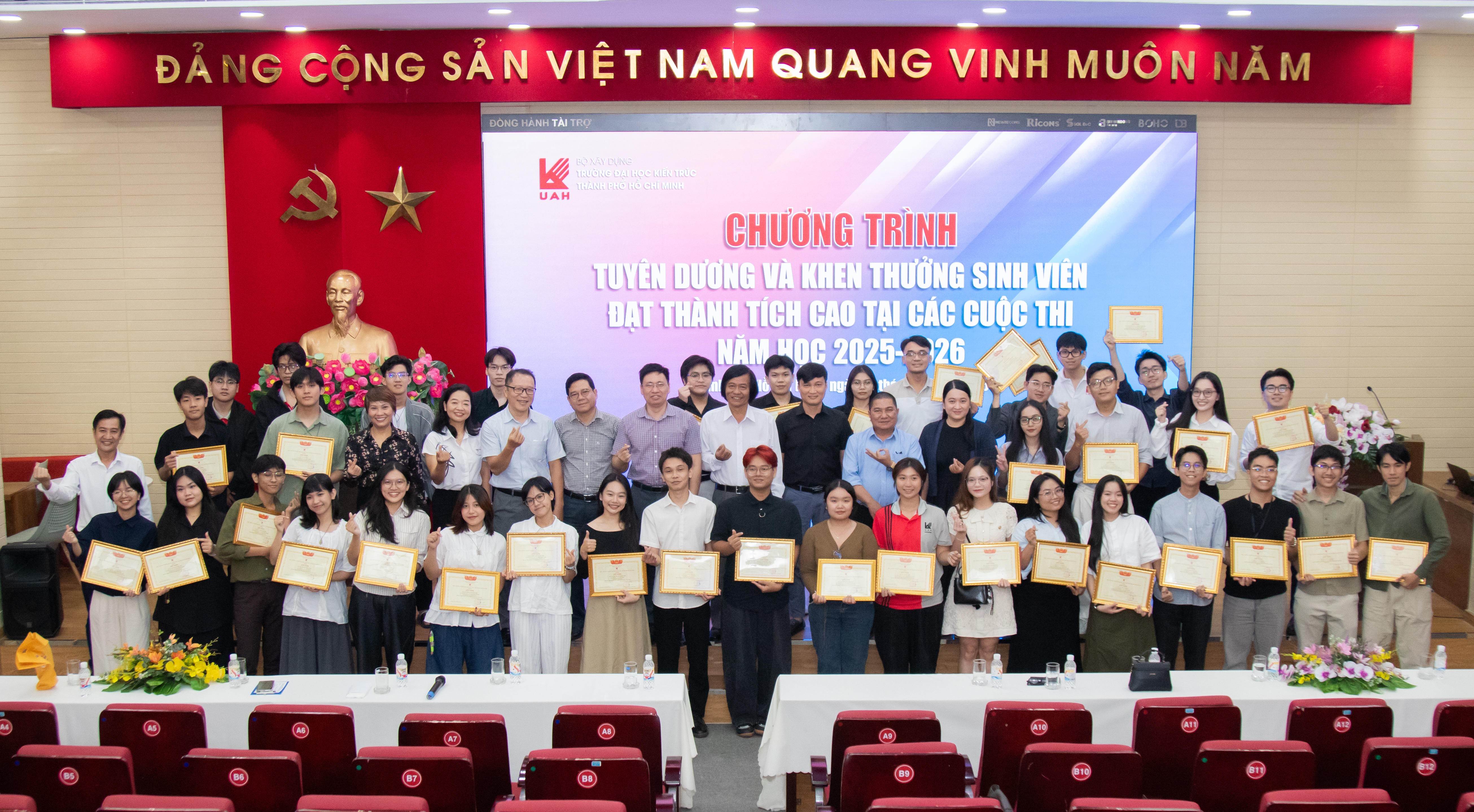 Không chọn điều dễ, giữ cảm xúc nghề: Sinh viên UAH tỏa sáng trên đấu trường học thuật