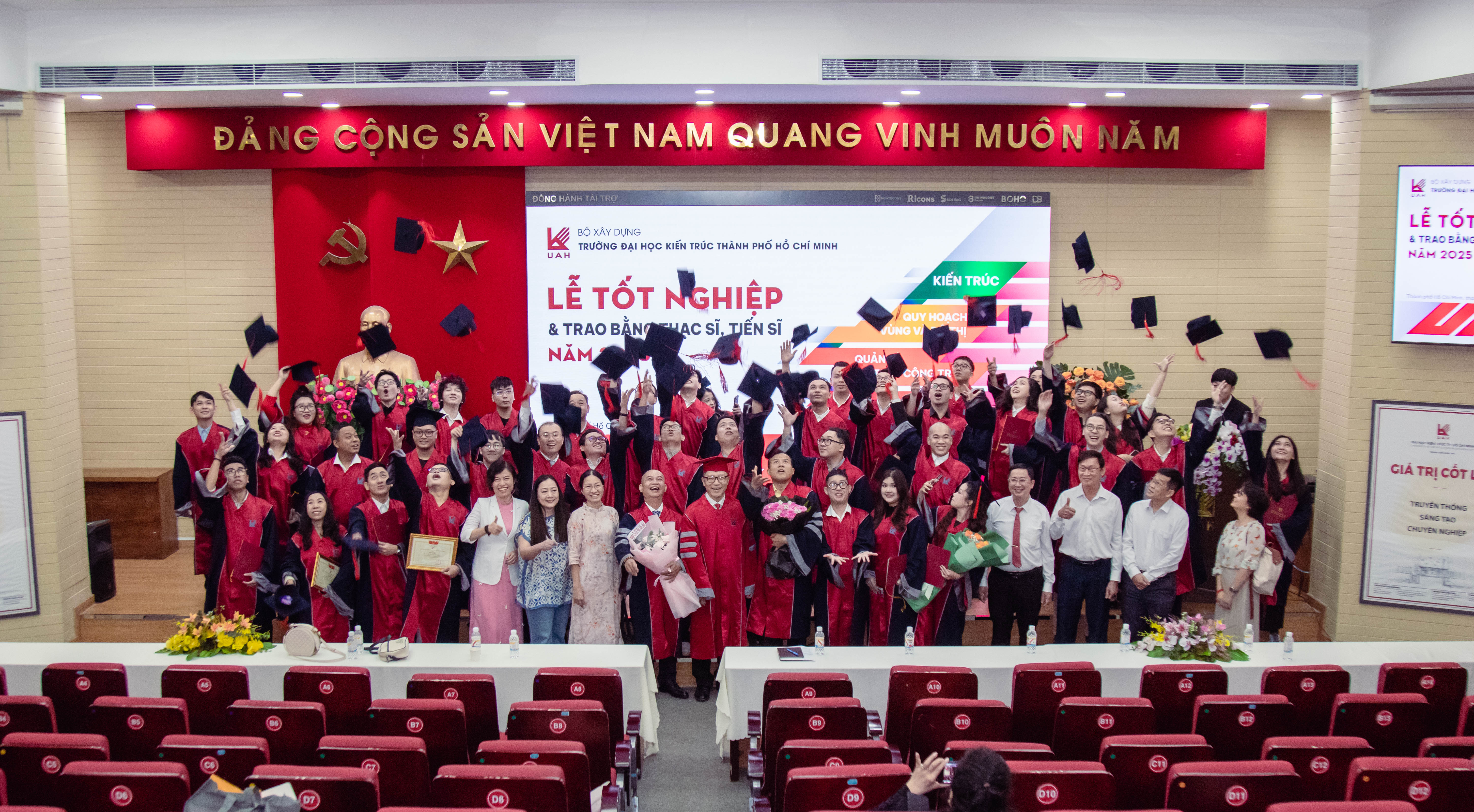 Trao bằng cho 2 tân Tiến sĩ và 50 tân Thạc sĩ: Dấu mốc tiếp nối hơn 30 năm đào tạo sau đại học UAH