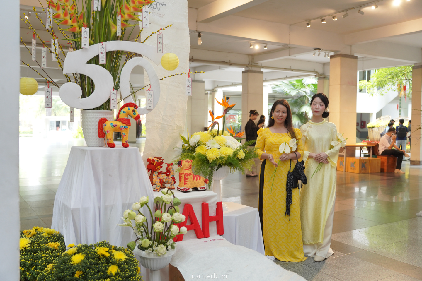 UAH rực rỡ sắc hoa: khúc giao mùa bên thềm năm mới