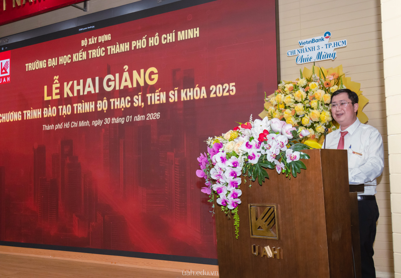 TS.KTS. Phan Nhựt Duy báo cáo công tác đào tạo sau đại học và công bố quyết định trúng tuyển chương trình đào tạo trình độ Thạc sĩ, Tiến sĩ năm 2025