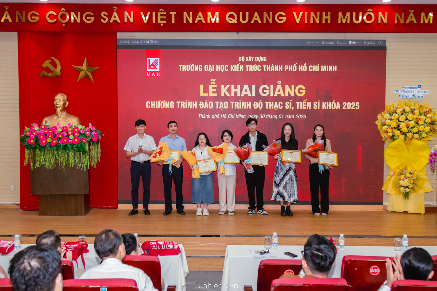 Nhà trường khen thưởng thí sinh có điểm trúng tuyển chương trình đào tạo trình độ Thạc sĩ cao nhất