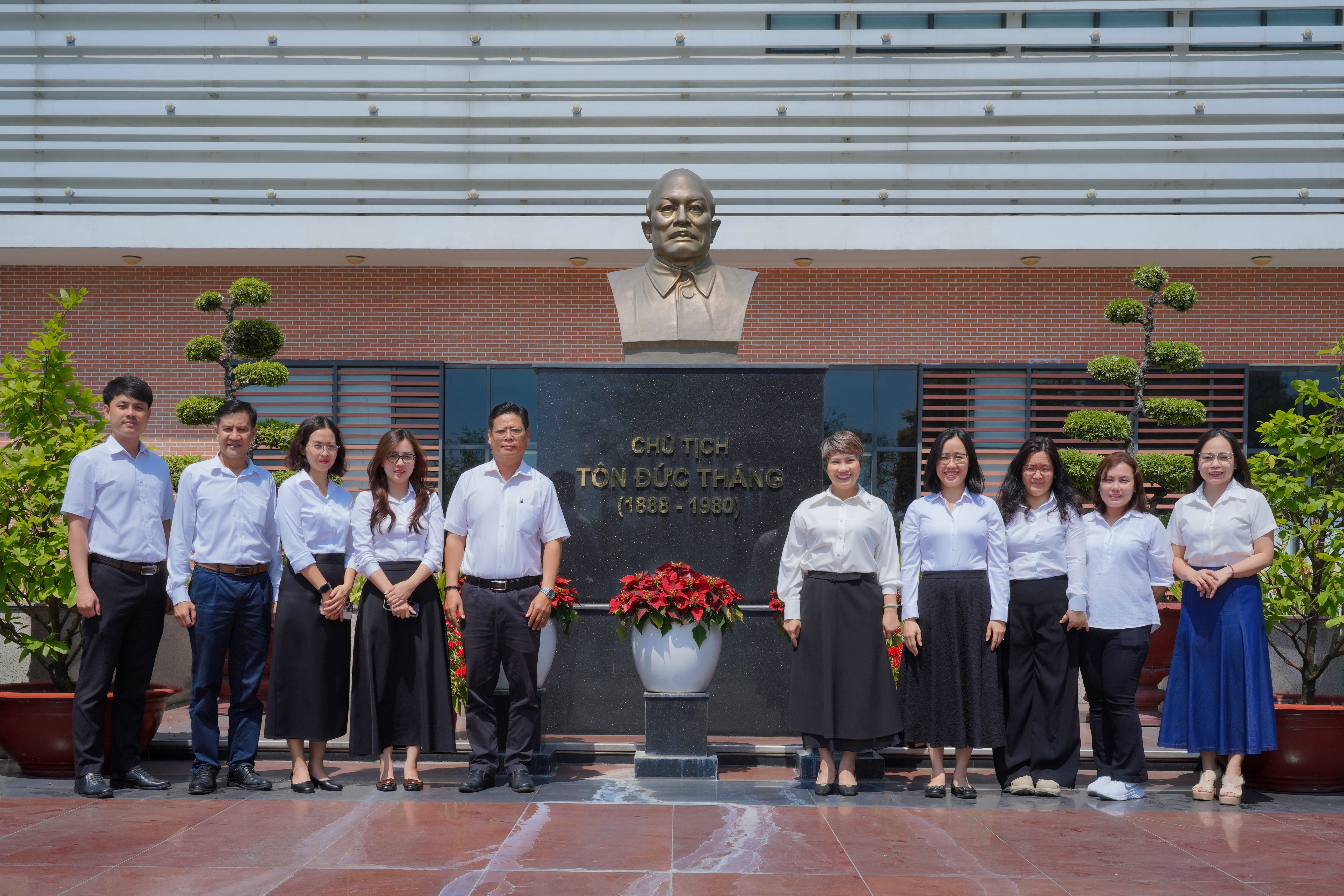 Bồi dưỡng lý tưởng, hun đúc tinh thần trách nhiệm của người Đảng viên