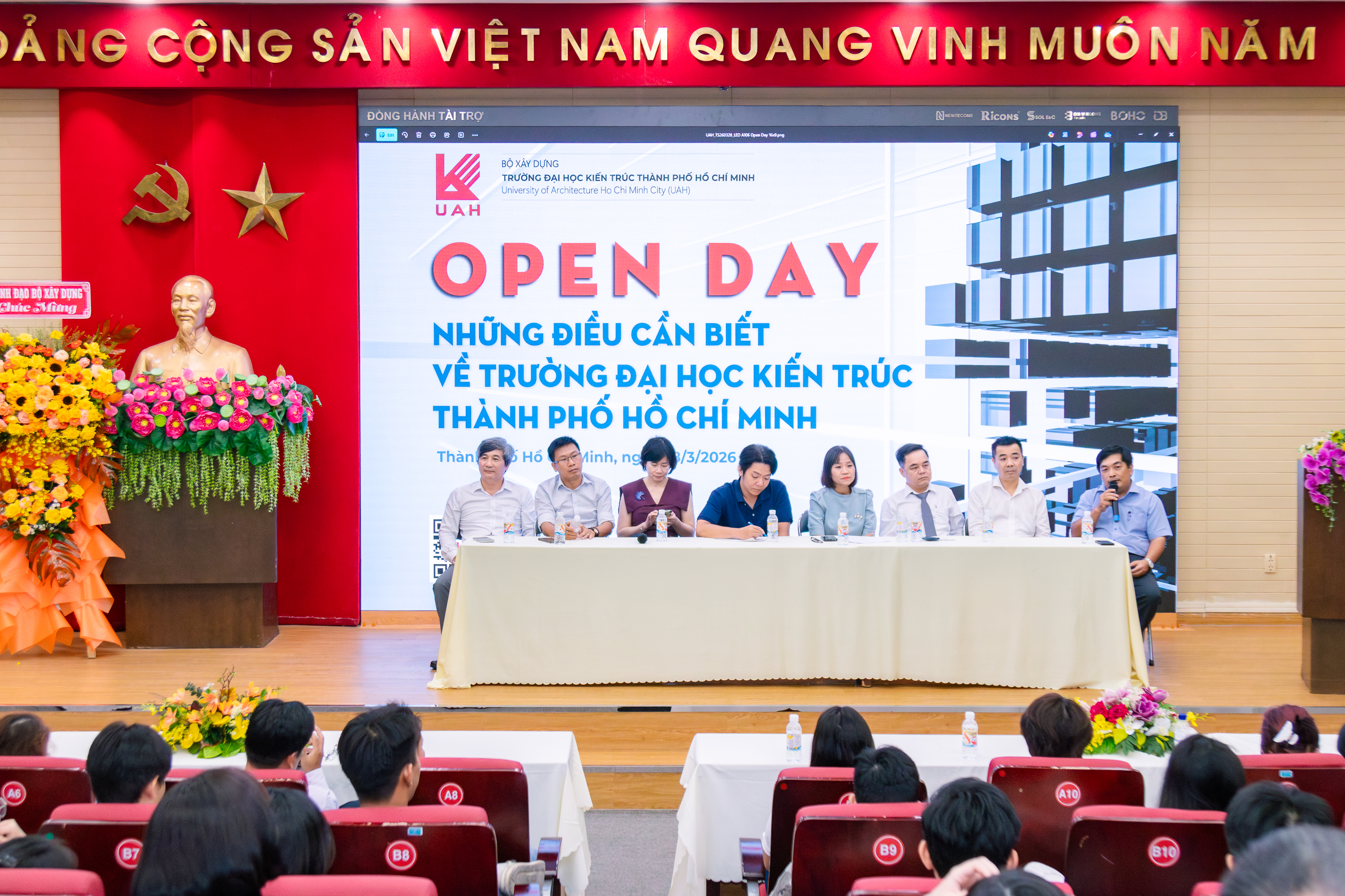 Hơn 200 học sinh, phụ huynh tham dự Open Day 2026 ngày đầu tiên tại UAH