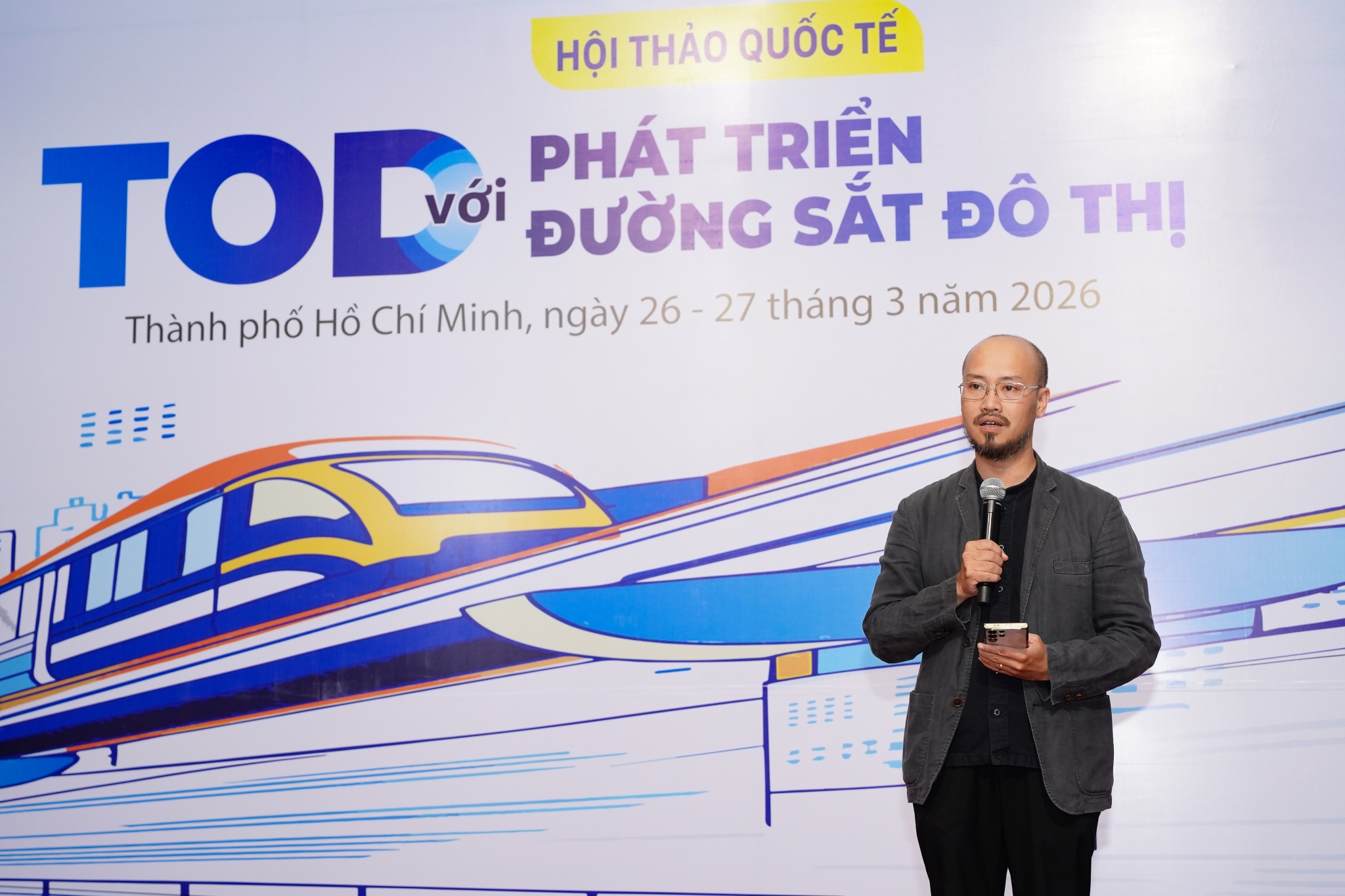 TS.KTS.Vũ Việt Anh giới thiệu không gian triển lãm, làm rõ hành trình nghiên cứu và thực hành TOD của UAH gắn với thực tiễn đô thị