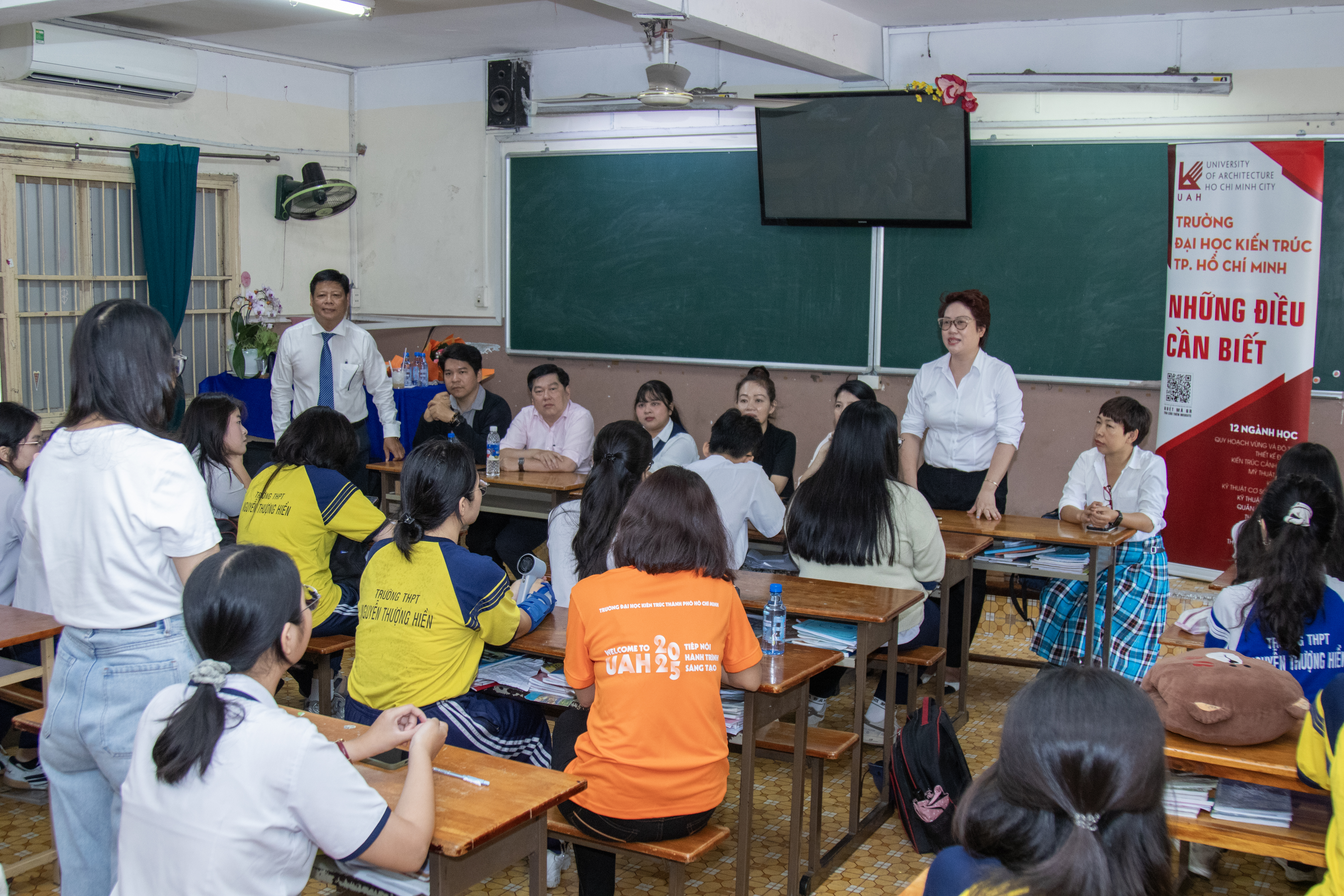 Sôi nổi tư vấn tuyển sinh tại Trường THPT Nguyễn Thượng Hiền