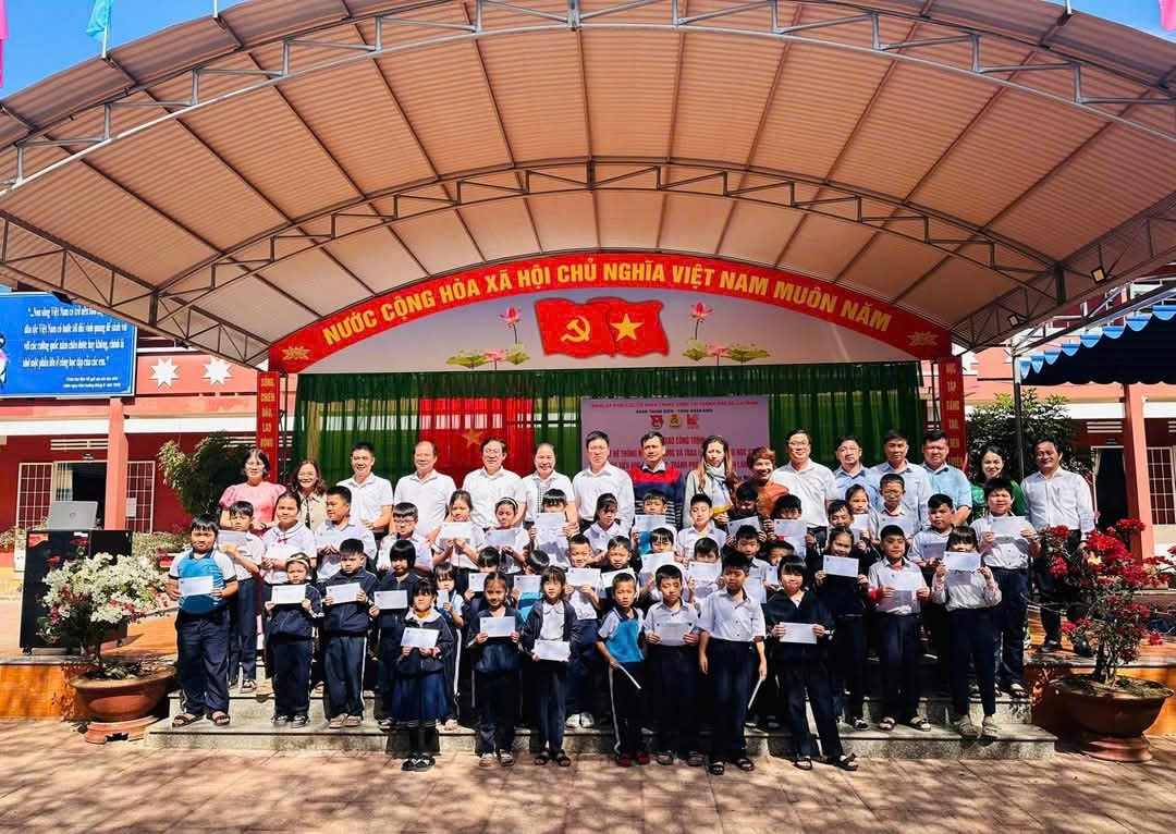 UAH đồng hành cùng Đảng ủy Khối các cơ quan Trung ương tại TP.HCM thực hiện chương trình an sinh xã hội tại Trường Tiểu học Lộc Sơn 2