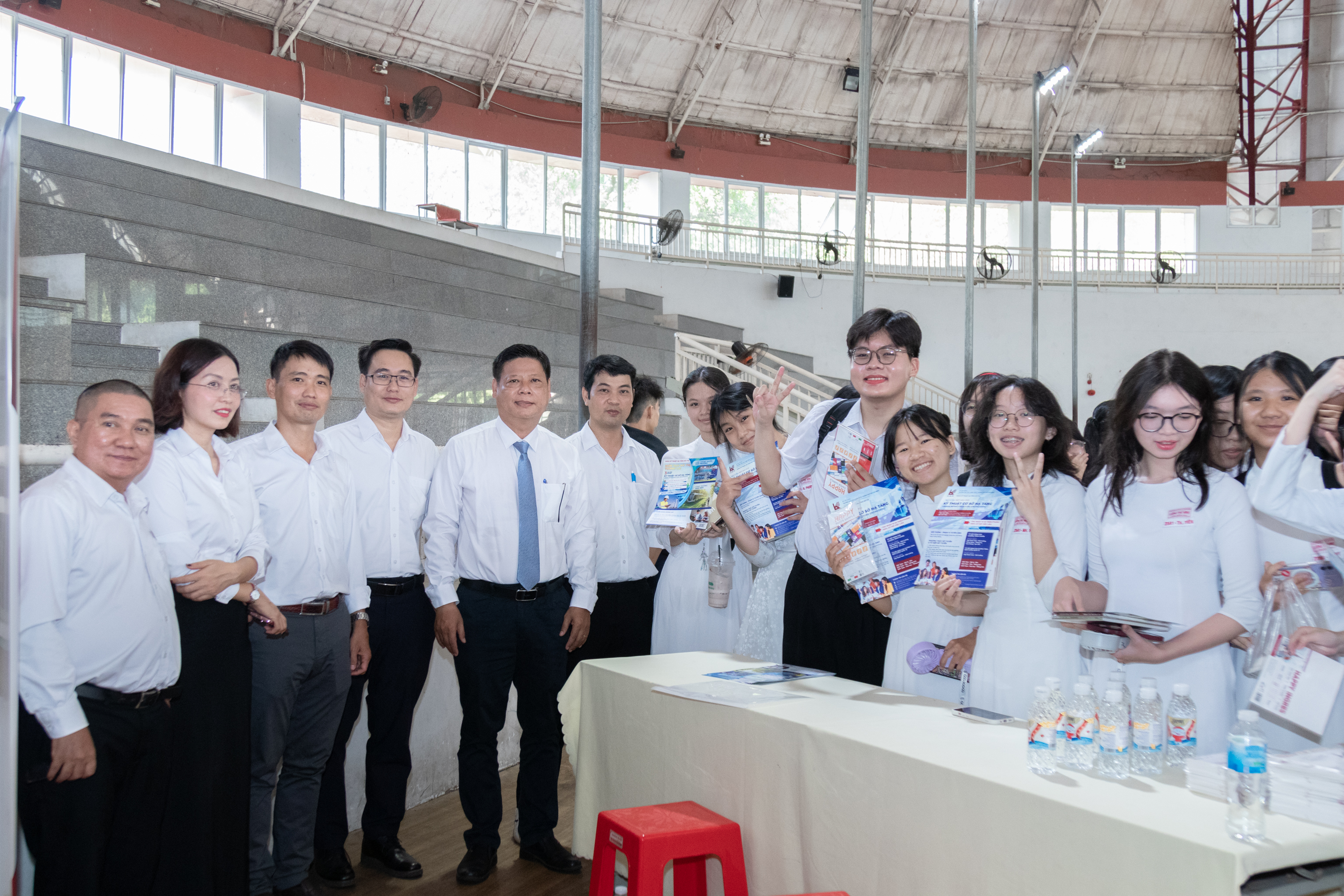 UAH đồng hành cùng học sinh THPT chuyên Lương Thế Vinh định hướng nghề nghiệp