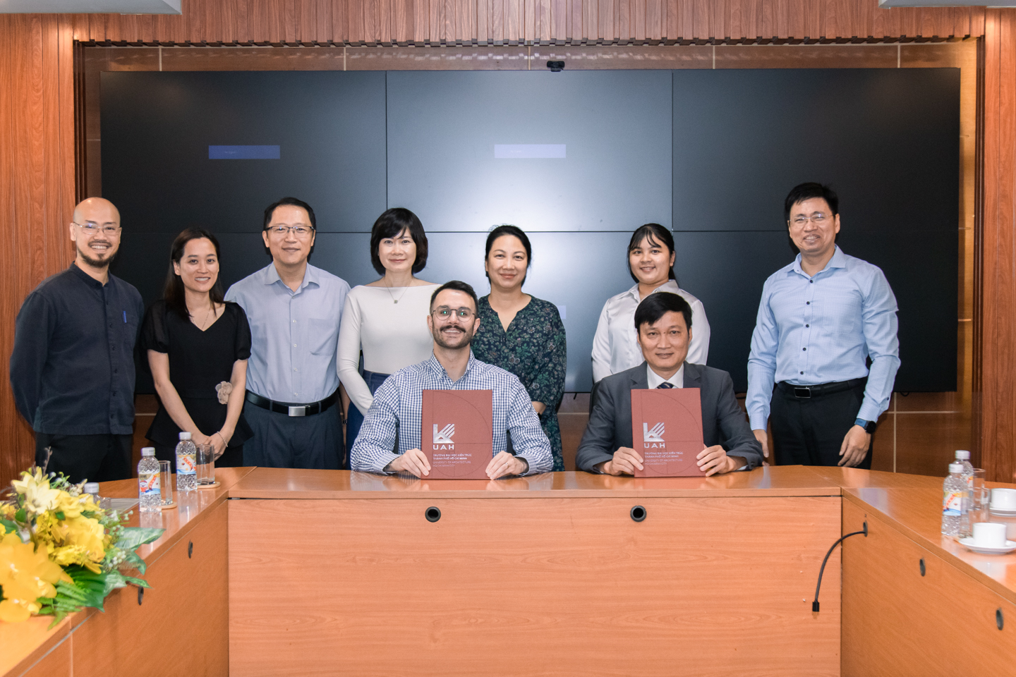 UAH ký kết hợp tác với ĐH Huddersfield (Vương quốc Anh)